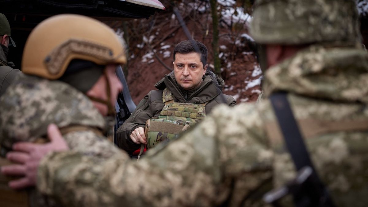 Nepanikařte, vyzval Zelenskyj. Další vojáci se blíží k Ukrajině